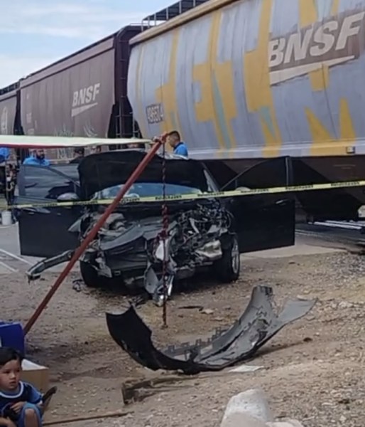 Vehículo se impacta con el tren