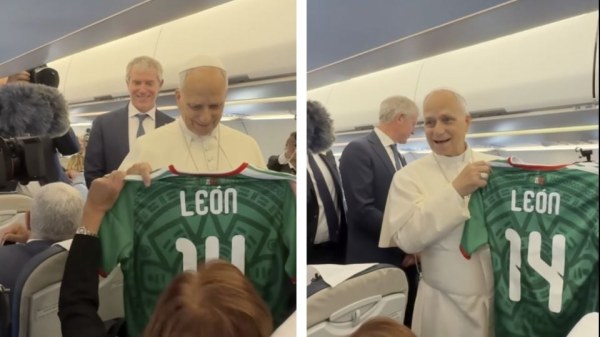 El papa León XIV posa con una playera de la Selección Mexicana
