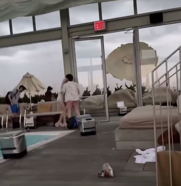 Pánico en una piscina de Brooklyn: Tormenta sorprende a huéspedes