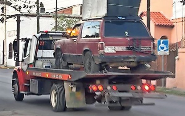 Aseguran vehículo de lideresa Vicky Márquez