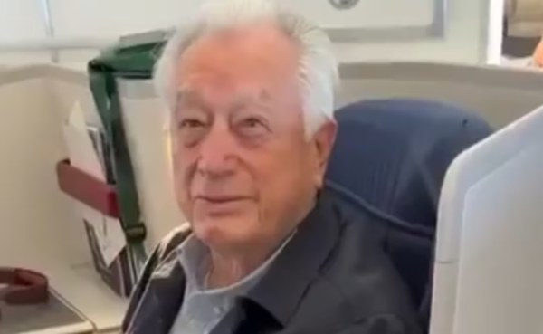 Increpan a Bartlett en vuelo a España