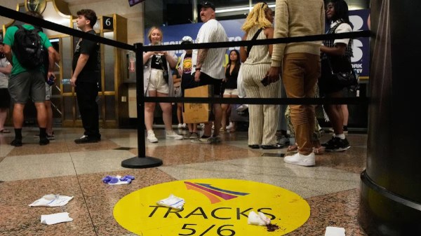 Apuñalan a 6 en estación de trenes de Nueva York