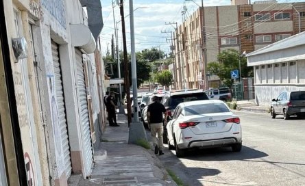 Hallan muerto frente a escuela