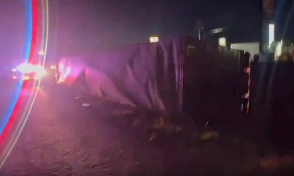 Vuelca tráiler en carretera a Juárez