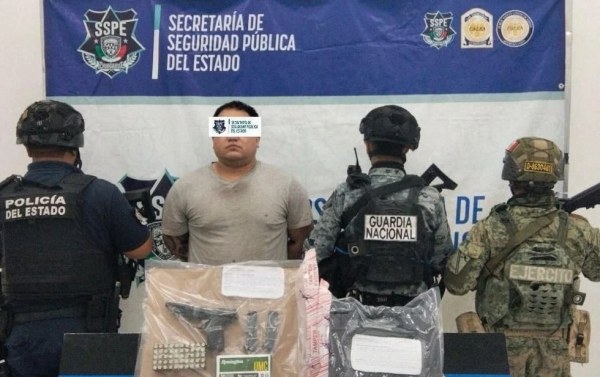 Arrestan a estadounidense con cartuchos y arma de fuego