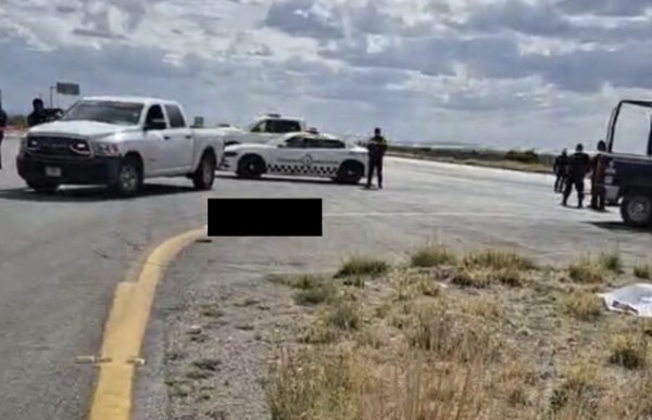 Hallan muerto con mensaje en carretera