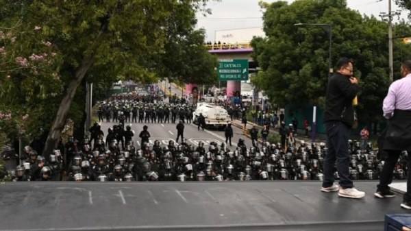 Cientos de policías frenan marcha de la CNTE