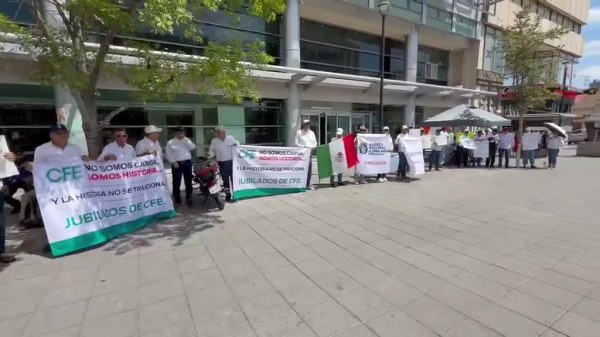 Protestan jubilados de CFE