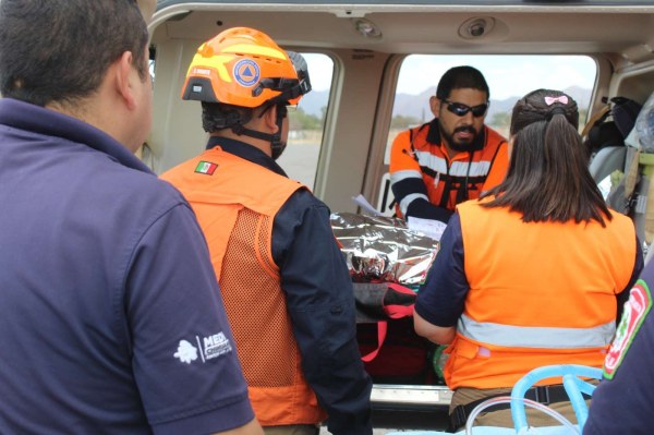 Trasladan de urgencia a niña rarámuri en helicóptero
