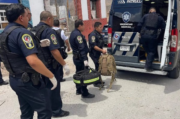 Policía auxilia a mujer en labor de parto