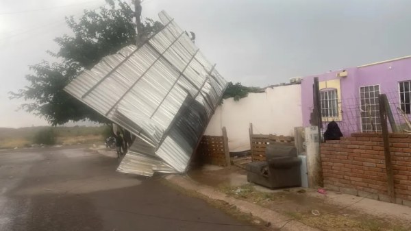 Se desprende techo en Punta Oriente