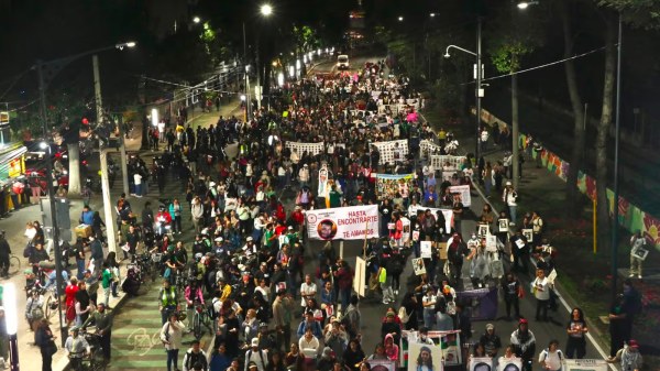 Madres buscadoras marchan rumbo al Estadio Azteca