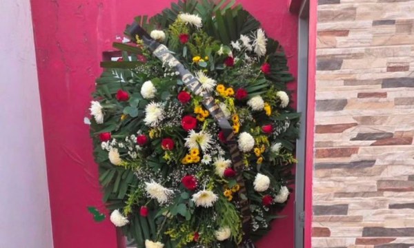Dejan corona fúnebre en casa de diputada