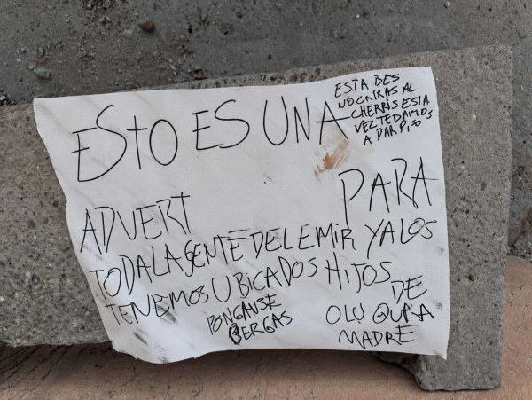 Dejan narcomensaje en cartulina