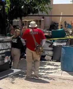 Hallan muerto dentro de auto