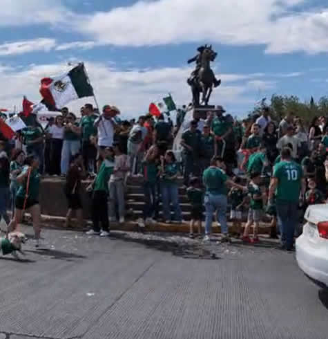 Festejan triunfo de México en glorieta de Pancho Villa