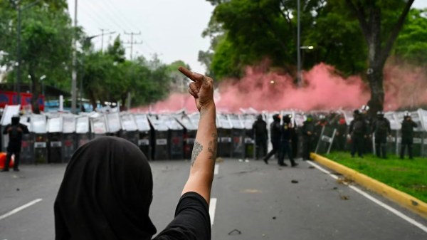 Se enfrentan policías y manifestantes afuera del Azteca