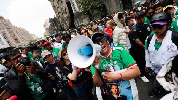 “México es campeón en desaparición”: Colectivos se cuelan al Fan Fest