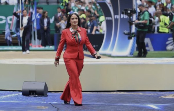 Salma Hayek da la bienvenida al mundo  en el Azteca