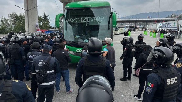 Padres de los 43 acusan criminalización tras tercer bloqueo policial