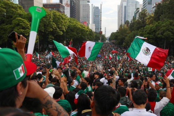 Detienen a aficionados que consumían alcohol tras festejos por triunfo de México