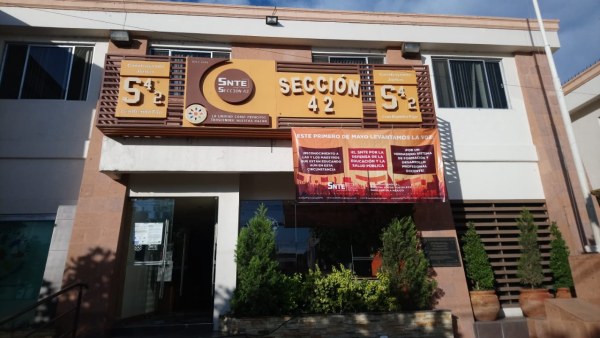 Amagan maestros jubilados estatales con huelga de hambre
