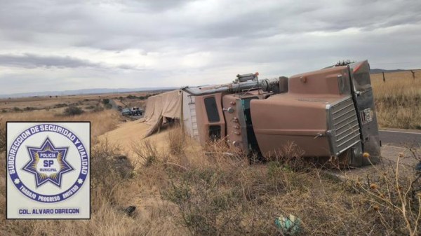Vuelca tráiler con cebada