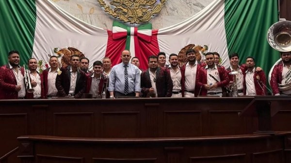 Diputado del PT lleva banda para tocar narcocorrido en Congreso