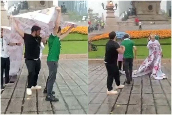 Aficionados utilizan lonas de desaparecidos para cubrirse de la lluvia