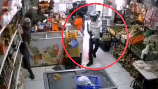 Dueño de tienda enfrenta a asaltantes que balearon a su hijo