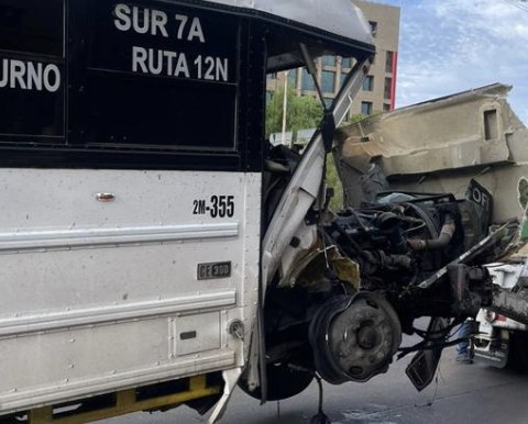 Dormita chofer de camión y se estrella en La Cantera
