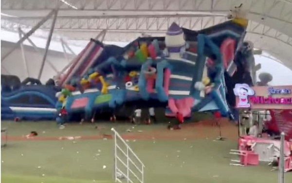 Viento levanta parque inflable gigante