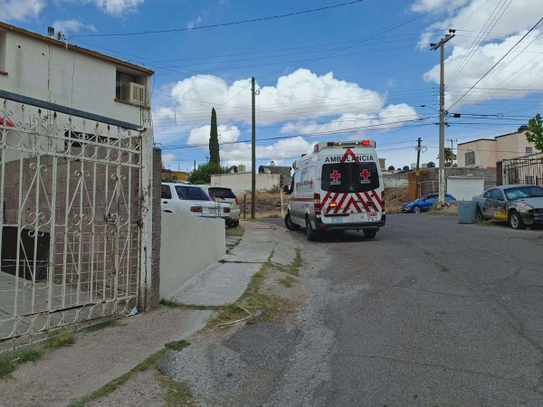 Cae adulto mayor de techo