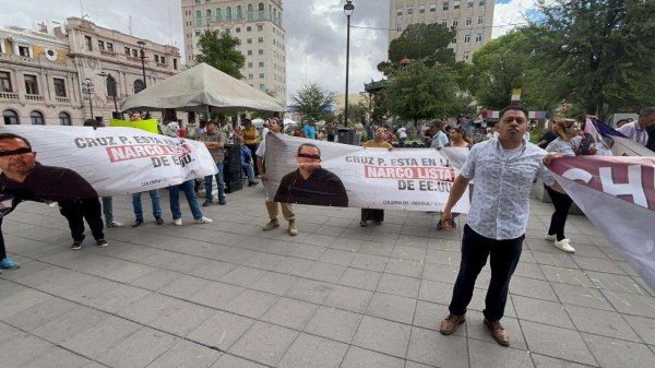 Acusan a Cruz de narcopolítico en protesta