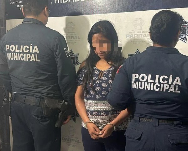 Deja a bebé con familiar ebrio y se le cae