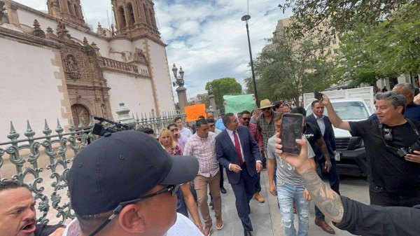 Escoltan a marcha forzada a Cruz tras comparecencia