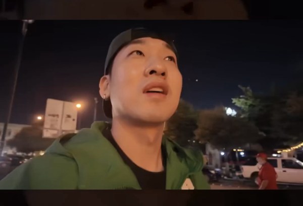 Coreano se sorprende al probar un burrito en Chihuahua