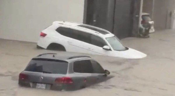 Monterrey bajo el agua: dos rescatados
