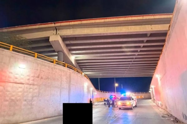 Hallan joven sin vida en distribuidor vial