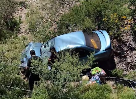 Cae a arroyo en carretera a Delicias