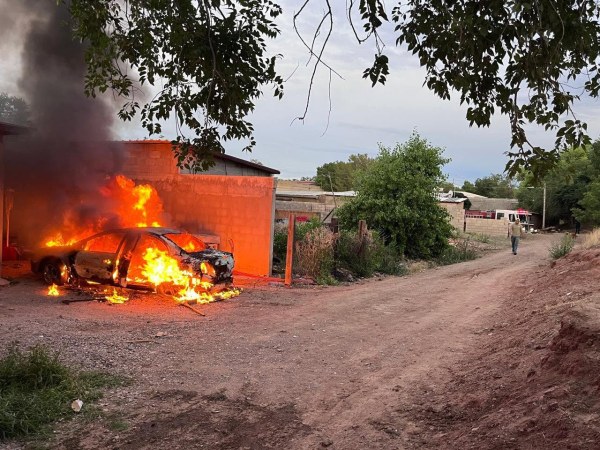 Incendia intencionalmente auto