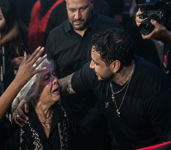 Equipo de Nodal silencia a abuelita viral por celos de Ángela Aguilar