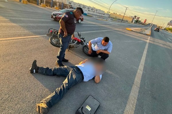 Lo tiran de su moto y responsable huye