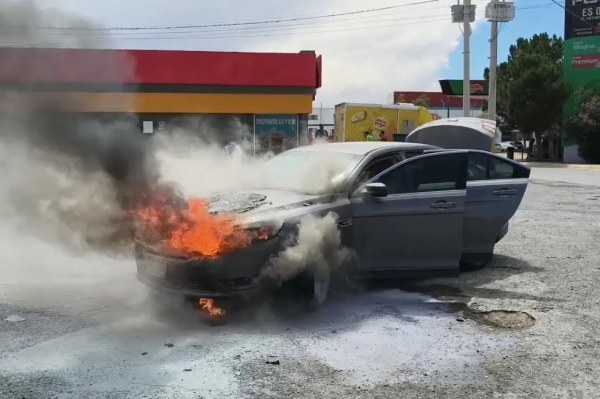 Se incendia auto en movimiento