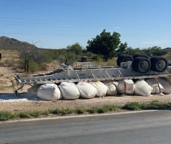 Tráiler cargado de cal termina fuera de la ruta