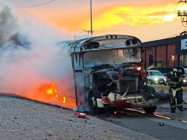 Se incendia camión frente a Bafar