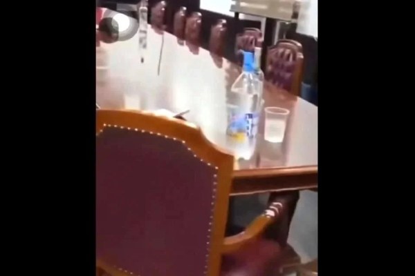 Abre Morena proceso contra Edil por beber en Alcaldía