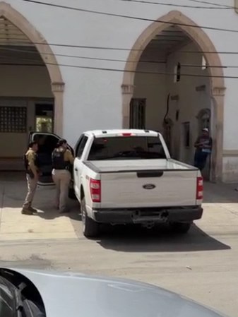 Llega baleado a hospital