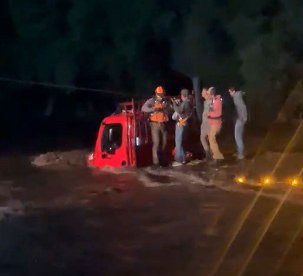 Rescatan a atrapados en río de Sisoguichi