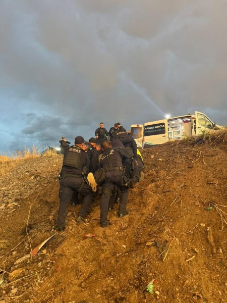 Lo rescatan tras volcadura